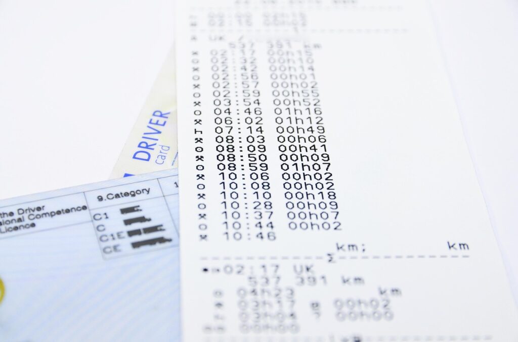 タクシー運転手になるために必要な免許は何ですか？