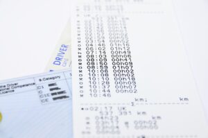 タクシー運転手になるために必要な免許は何ですか？