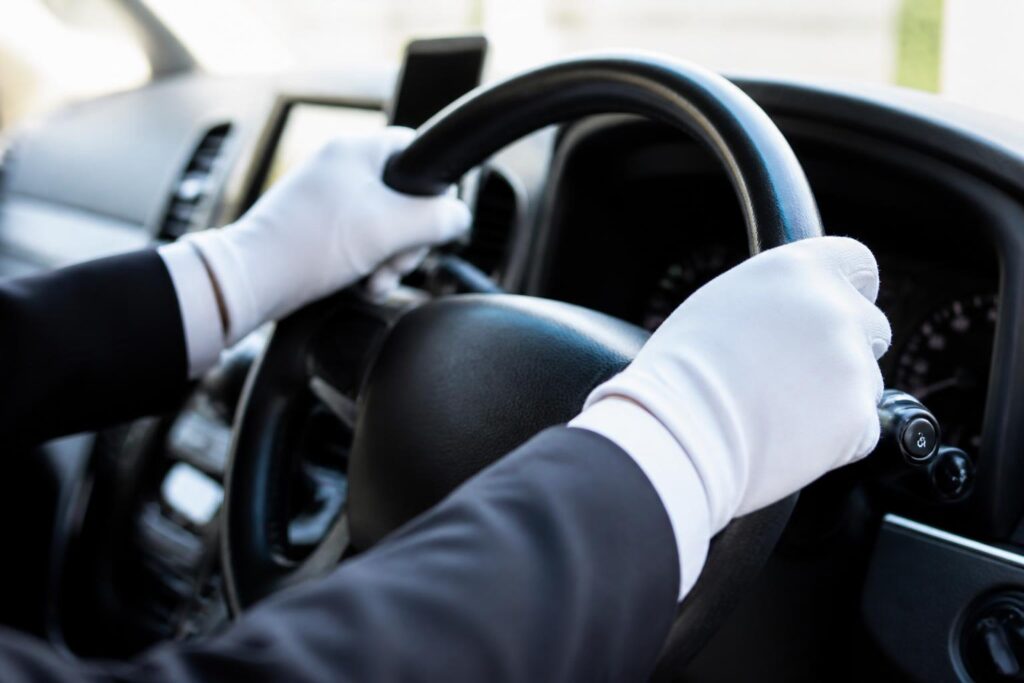 タクシー運転手になるために必要な資格は何ですか？